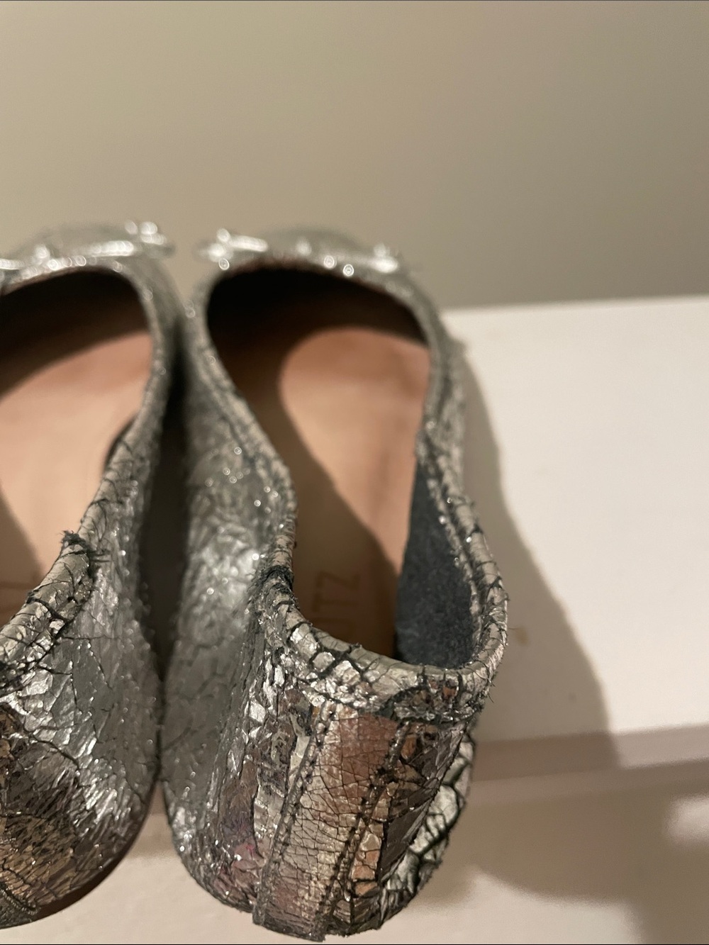 Schutz crackle silver metallic leather ballet flats Anthropologie size 7 fit 8 - Picture 6 of 6
